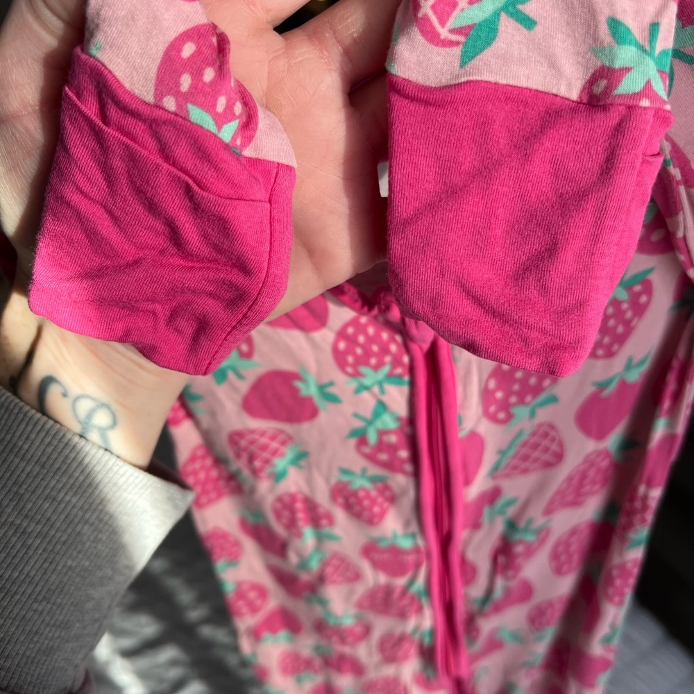Little Sleepies Sweet Strawberries Zippy Pajamas Size 12-18 Months GUC - Picture 4 of 9